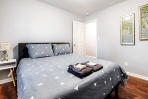 3 bedrooms, desk, iron/ironing board, WiFi