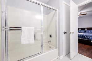 Baignoire, séchoir à cheveux, serviettes fournies, shampooing