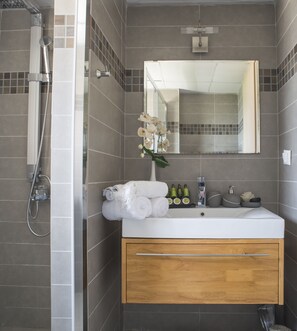 A modern bathroom with a shower, a sink, and a mirror. - Skiathea Villas (Skiathos)
