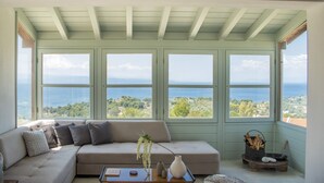 Uma sala de estar acolhedora com uma janela grande que dá para uma paisagem deslumbrante.