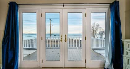 Beautiful, Spacious, Beachfront Home - Perfect for Entertaining Family & Friends