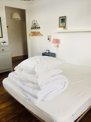10 bedrooms, iron/ironing board, free WiFi, bed sheets
