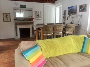 Televisie, een tafeltennistafel en boeken