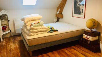 10 bedrooms, iron/ironing board, free WiFi, bed sheets