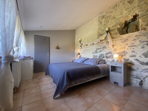 3 chambres, fer et planche à repasser, lit parapluie, Wi-Fi gratuit