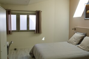 2 quartos, ferros/tábuas de passar roupa, berço de viagem