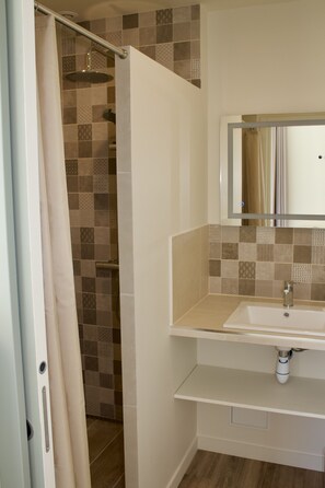 Shower, hair dryer, towels