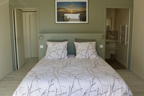 2 chambres, fer et planche à repasser, lit de bébé portatif