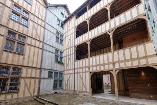 المنشأة من الخارج