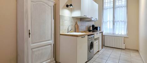 ميكروويف، غسالة أطباق، ماكينة لصنع القهوة/الشاي