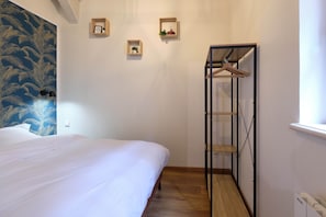 1 habitación, tabla de planchar con plancha, wifi y ropa de cama 