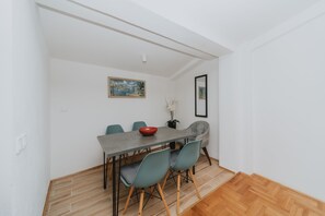 Apartamento conforto | Opções para refeição no quarto