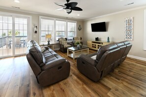 TV - Oceanfront 5 BR Beach House in Surfside Beach with Private Pool! LA ESMERALDA II (Surfside Beach)