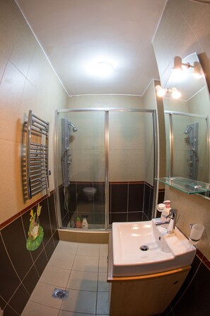 Apartament de luxe | Bany | Dutxa, articles de tocador gratuïts, assecador de cabells i tovalloles