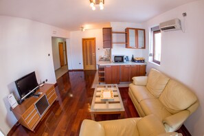 Lyxlägenhet | Vardagsrum | 42-tums platt-tv med kabelkanaler och tv