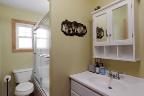 Ensemble douche/baignoire, sĂšche-cheveux, serviettes fournies, savon