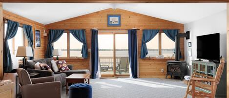 TV connectée, cheminée, livres, chaßne hi-fi