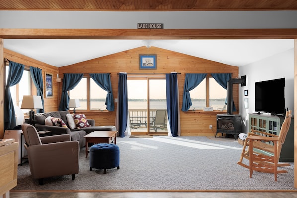 TV connectée, cheminée, livres, chaîne hi-fi