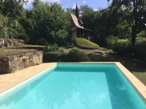 Una piscina al aire libre, una piscina climatizada