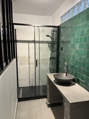 Bañera con ducha, secador de pelo