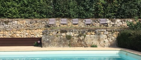 حمّام سباحة خارجي، حمّام سباحة مُدفَّأ