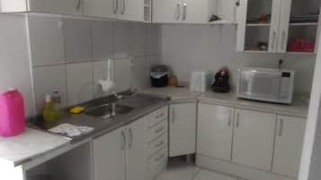 Geladeira, micro-ondas, fogĂŁo, cooktop