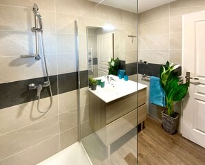 Dusche, Haartrockner, Handtücher, Seife