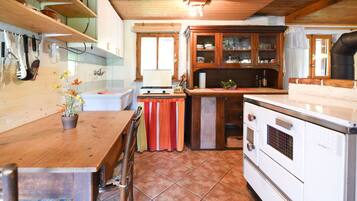 Kühlschrank, Herdplatte, Wasserkocher mit Kaffee-/Teezubehör