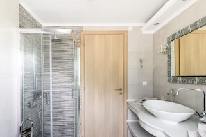 Villa Luxe | Salle de bain | SĂšche-cheveux, chaussons, savon, shampoing