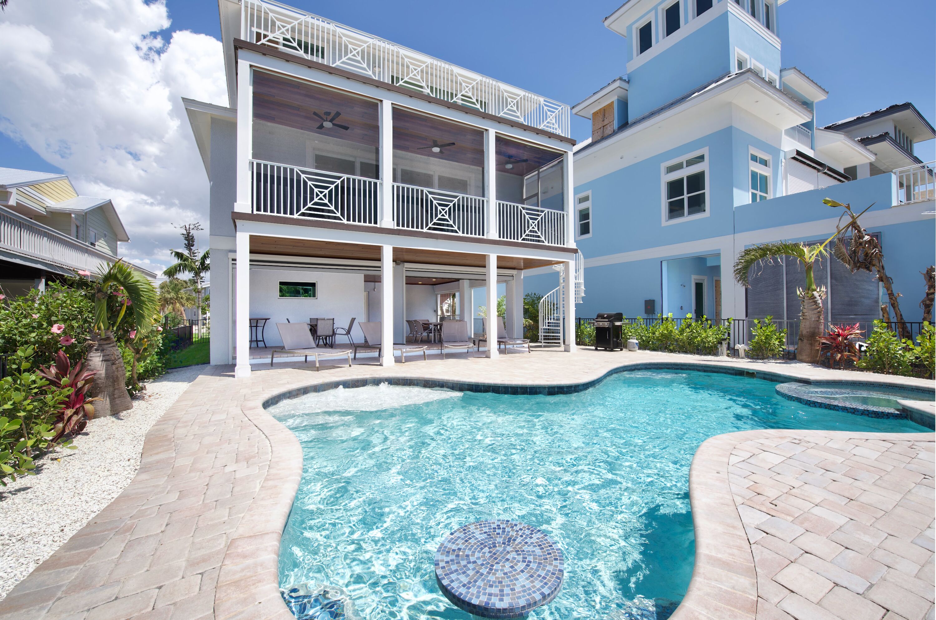 Seabatical - Gorgeous pool home, walk to beach and pier area!