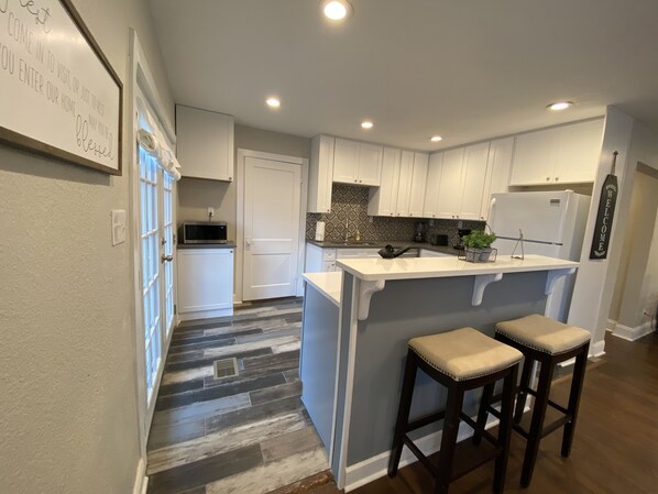 Fridge, microwave, oven, stovetop - Relax at the Lonestar Lodge! Close to all the fun in DFW! (Fort Worth)