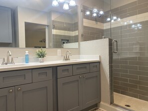 Combined shower/tub, towels, soap, toilet paper - Relax at the Lonestar Lodge! Close to all the fun in DFW! (Fort Worth)