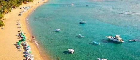 靠近海滩