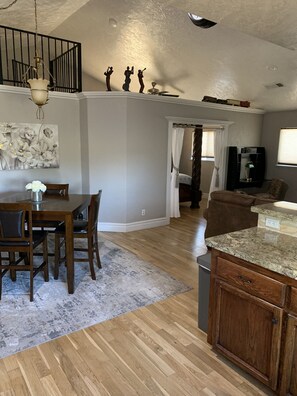 Dining - Beautiful and Relaxing Guest House!! (Redding)
