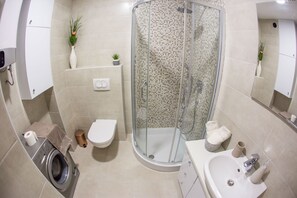 Appartement Deluxe | Salle de bain | Douche, sèche-cheveux, serviettes fournies