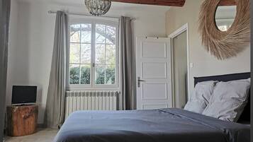 1 slaapkamer, een strijkplank/strijkijzer, gratis wifi, beddengoed