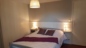 2 bedrooms, desk, soundproofing, iron/ironing board