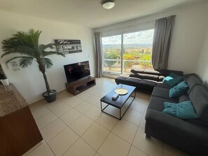 Smart-TV, Kamin, Videospiele, Tischtennisplatte