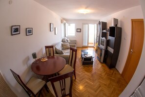 Classic-Apartment | Essbereich im Zimmer