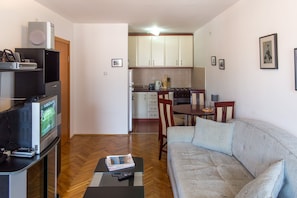 Apartamento clássico | Área de estar | TV LCD