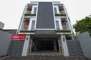 Exterior - OYO 90023 Damar Kusumo Guest House (Depok)