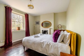 6 bedrooms, iron/ironing board, WiFi, bed sheets