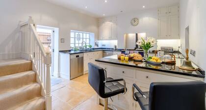 Large friendly holiday cottage near to Kingham, Daylesford and Stow on the Wold - Milton House