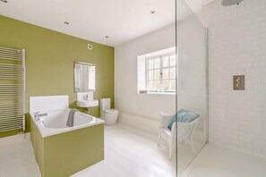 Bathtub, towels