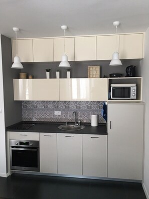 Lägenhet Design | Eget kök | Kylskåp, mikrovågsugn, ugn och spishäll