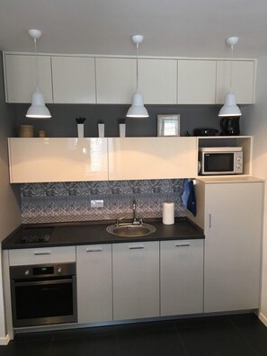 Apartament de disseny | Cuina privada | Frigorífic, microones, forn i placa de cuina