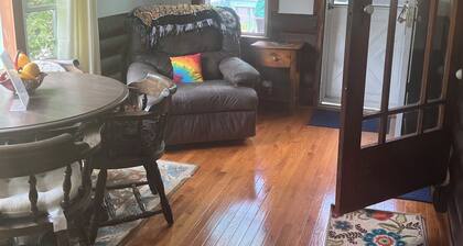 5 minutes from original Woodstock site.