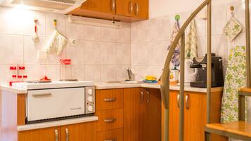 Classic Apartment | Private kitchenette | Fridge, stovetop, electric kettle, cookware/dishes/utensils