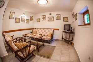 Classic Apartment | Living area | 42-inch TV with cable channels - Apartment Azur (Budva)