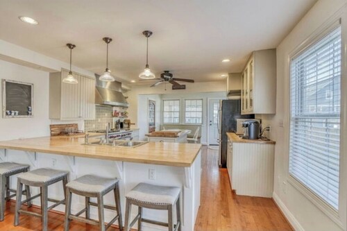 The Liberty House - Pristine Reno with parking
